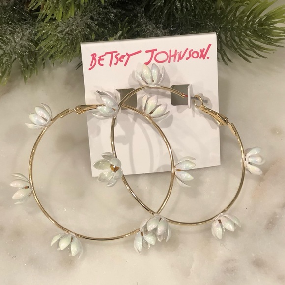 Betsey Johnson Jewelry - ✨NWT✨ Betsey Johnson Large Daisy Flower Hoops in White & Gold